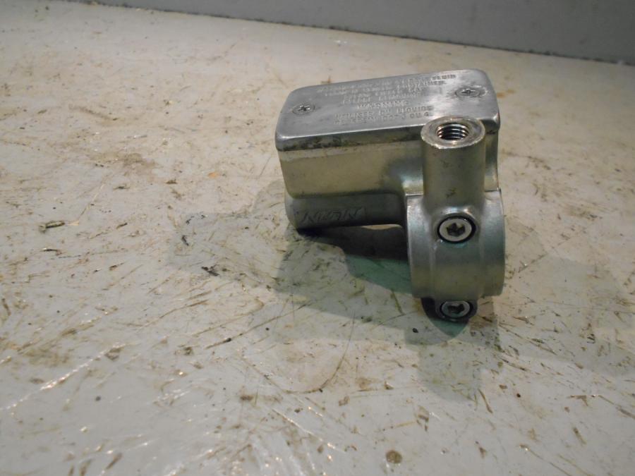 Baksidan på Bromshuvudcylinder från en Suzuki VS 750 Intruder -1986 motorcykel.