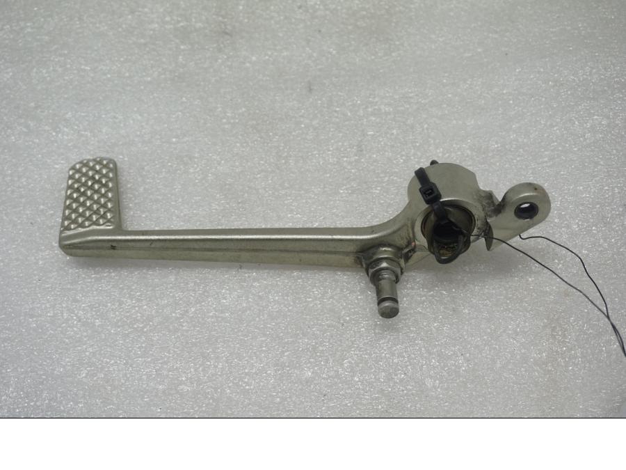 Framsidan på Bromspedal från en Yamaha YZF 1000 R1 -2001 motorcykel.