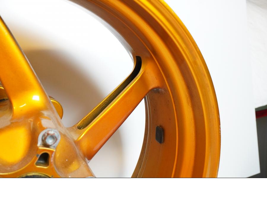 Vänster sida på Fälg från en Aprilia SL 1000 Falco -2000 motorcykel.