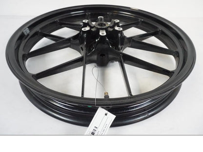 Snett uppifrån på Fälg från en KTM 390 Adventure -2021 motorcykel.