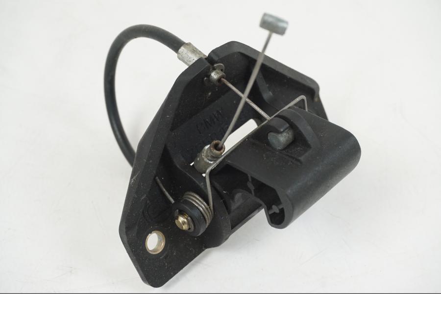 Snett nerifrån på Sadellåsmekanism från en BMW F 650 CS -2002 motorcykel.