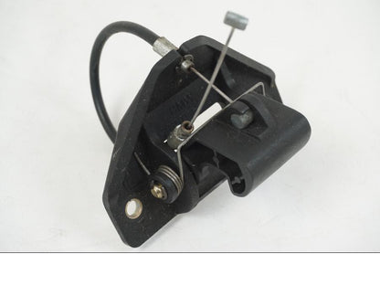 Snett nerifrån på Sadellåsmekanism från en BMW F 650 CS -2002 motorcykel.