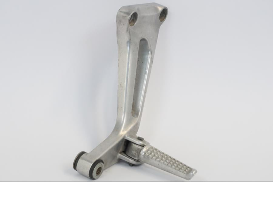 Framsidan på Fotpinnefäste från en Honda VTR 1000 F -1999 motorcykel.