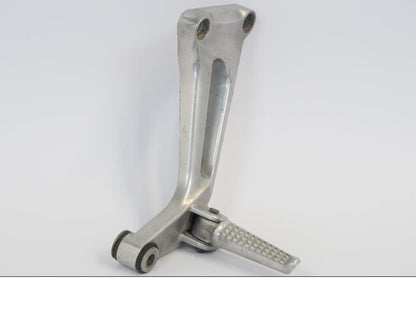 Framsidan på Fotpinnefäste från en Honda VTR 1000 F -1999 motorcykel.