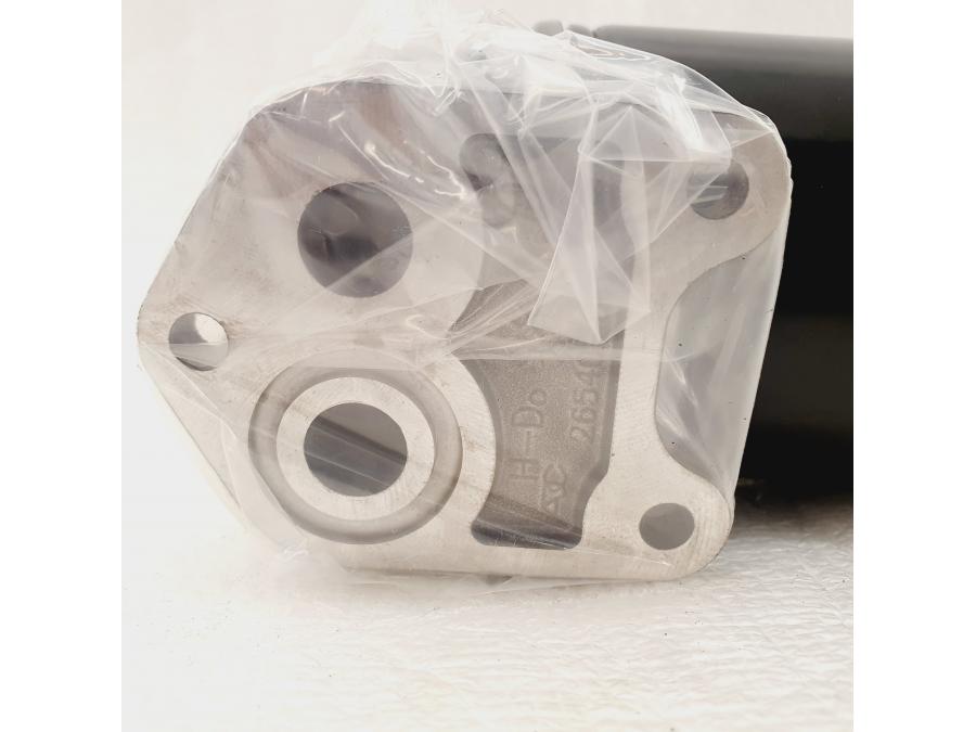 Snett nerifrån på Oljefilter från en H-D V-Rod 1130 -2005 motorcykel.