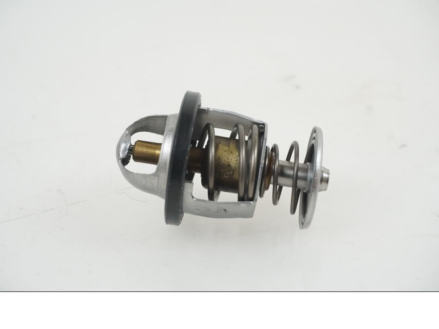 Framsidan på Vattenkyltermostat från en KTM 1290 Super Duke R -2021 motorcykel.