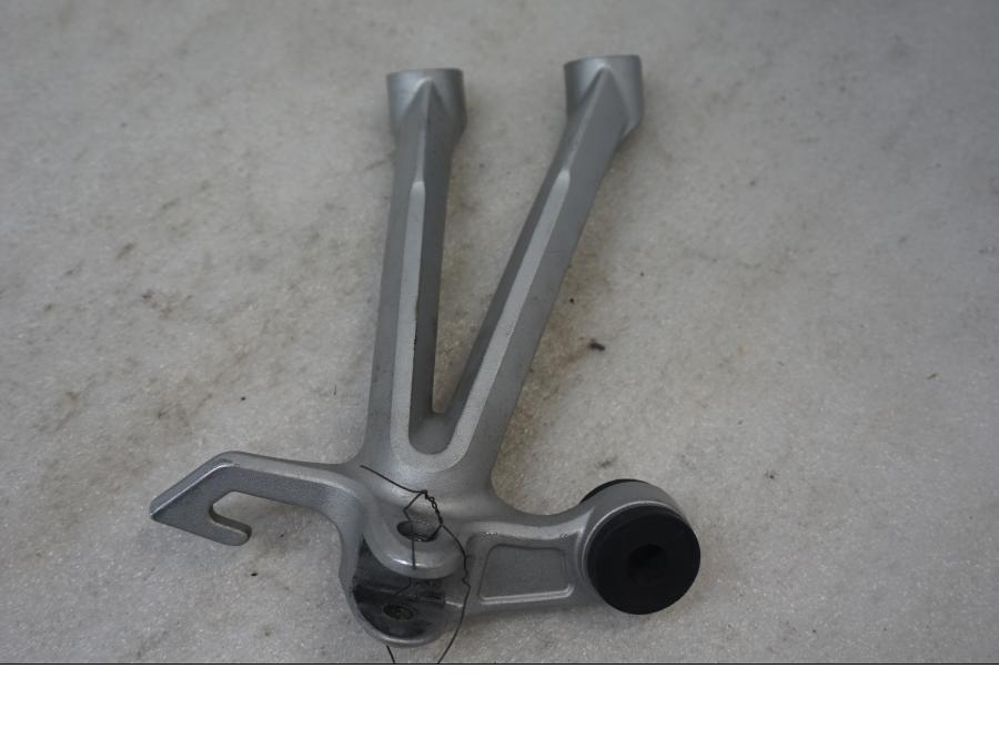 Framsidan på Fotpinnefäste från en Suzuki GSX-R 1000 -2003 motorcykel.