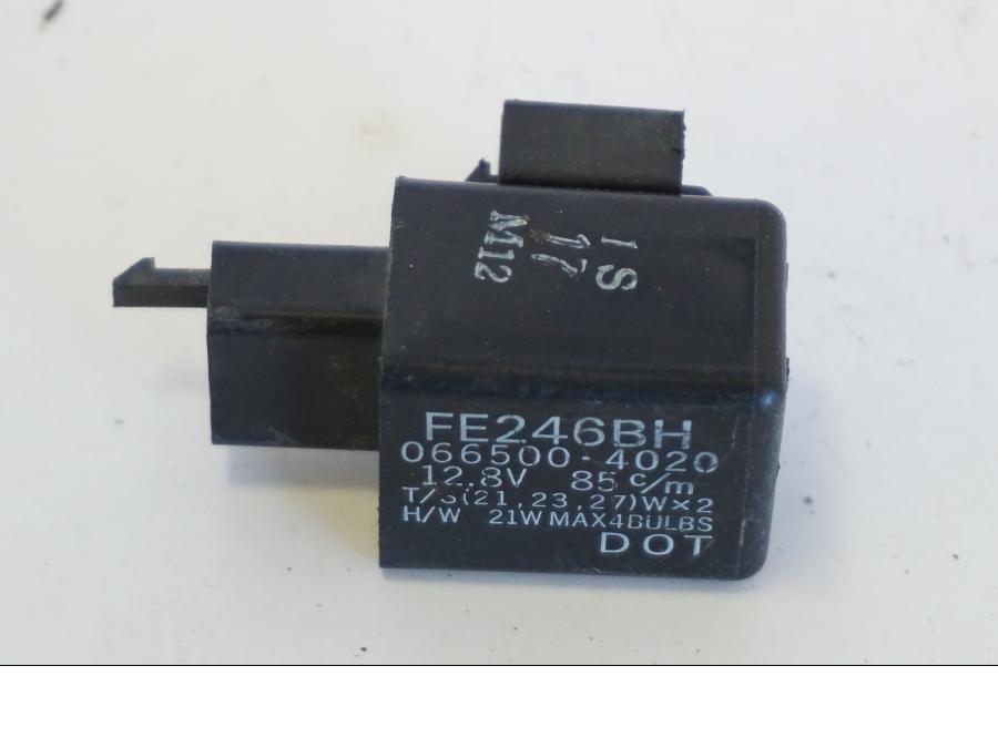 Vänster sida på Blinkersrelä från en Yamaha YZF 1000 R -1997 motorcykel.