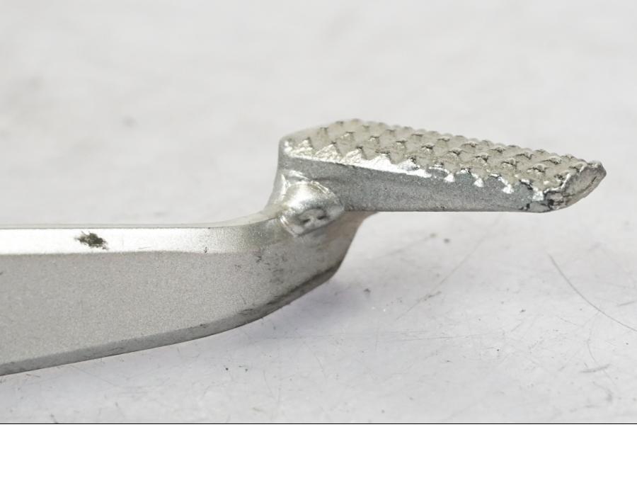 Vänster sida på Bromspedal från en Kawasaki Z 900 -2019 motorcykel.