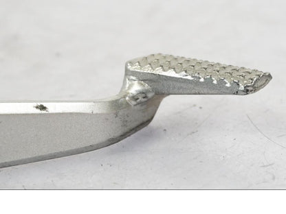 Vänster sida på Bromspedal från en Kawasaki Z 900 -2019 motorcykel.