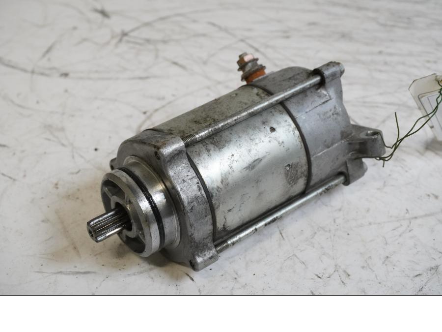 Framsidan på Startmotor från en Honda VFR 800 -2005 motorcykel.