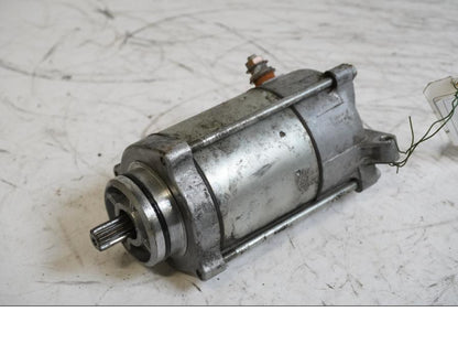 Framsidan på Startmotor från en Honda VFR 800 -2005 motorcykel.