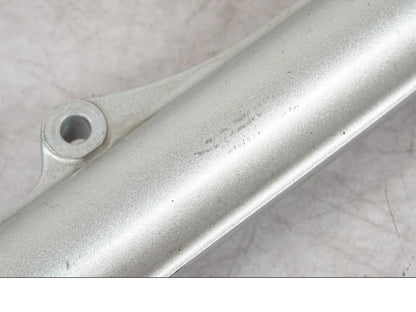 Höger sida på Gaffelben från en Honda ANF 125 -2008 motorcykel.