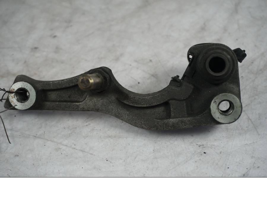 Framsidan på Bromsoksfäste från en Honda XRV 750 -1999 motorcykel.