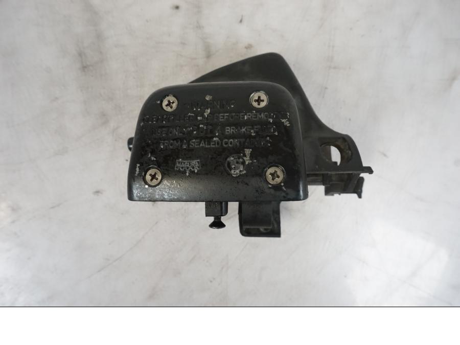 Snett nerifrån på Bromshuvudcylinder från en BMW R 1150 GS -2002 motorcykel.