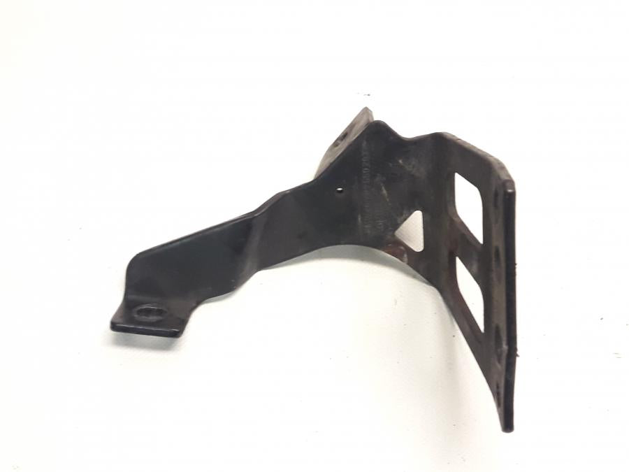 Baksidan på Fotpinnefäste från en BMW F 650 GS -2002 motorcykel.