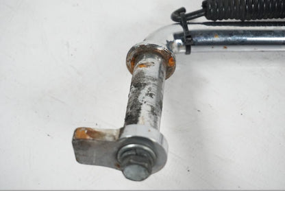 Snett nerifrån på Sidostöd från en H-D Softail Standard FXST -2001 motorcykel.