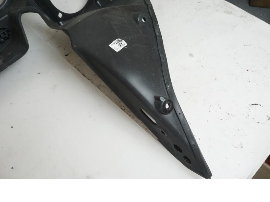 Snett nerifrån på Instrumentpanelkåpa från en Indian Chieftain Dark Horse -2019 motorcykel.