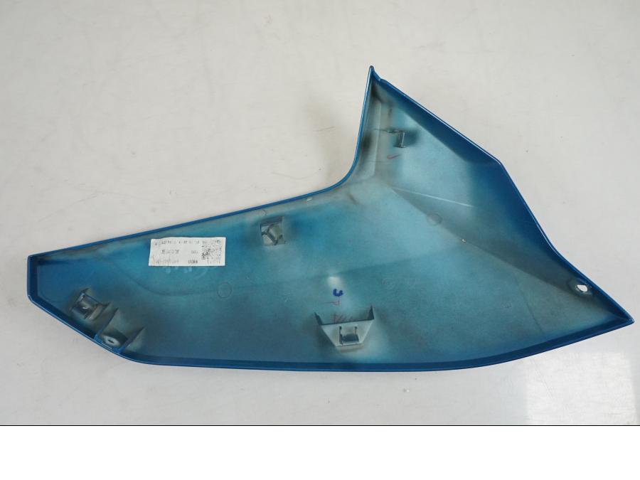 Vänster sida på Sidkåpa från en BMW C400X -2018 motorcykel.