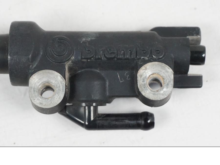 Baksidan på Bromshuvudcylinder från en Yamaha YZF 1000 R1 -2007 motorcykel.