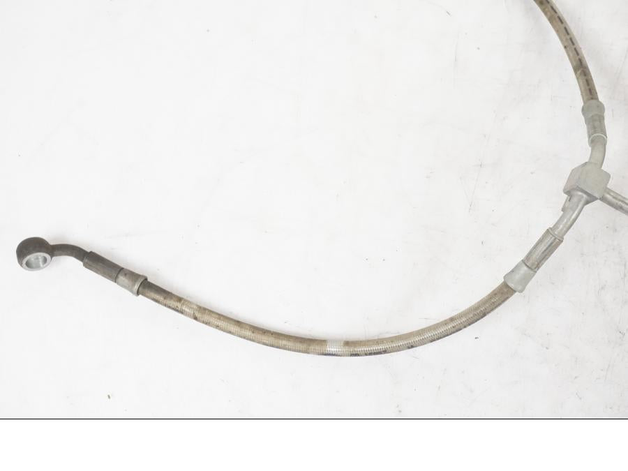 Snett nerifrån på Bromsledning från en BMW R 1250 GS -2019 motorcykel.