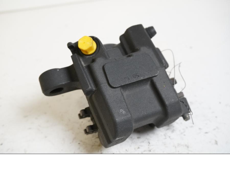 Baksidan på <p>Bromsok bak från Yamaha YZF 1000 R1 2005.</p>

<p>Ett kolvs ok. Nissin.</p> motorcykel.