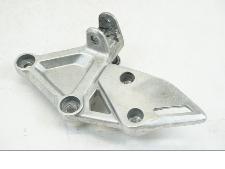 Höger sida på Fotpinnefäste från en Honda CBR 650 R -2019 motorcykel.