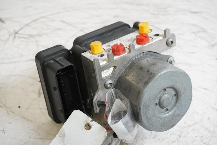 Framsidan på ABS Modulator från en BMW S 1000 RR -2011 motorcykel.