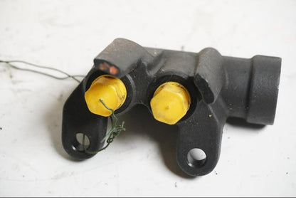 Baksidan på Bromsfördelare från en Honda XL 1000 V -2008 motorcykel.