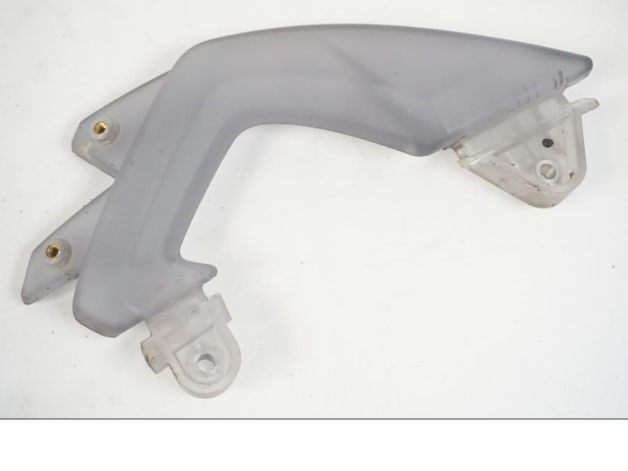 Framsidan på Vindrutefäste från en BMW F 650 CS -2002 motorcykel.