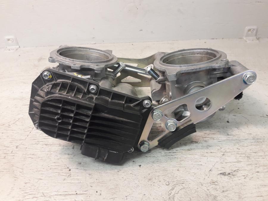 Baksidan på Spjällhus från en KTM 1290 Super Duke -2016 motorcykel.