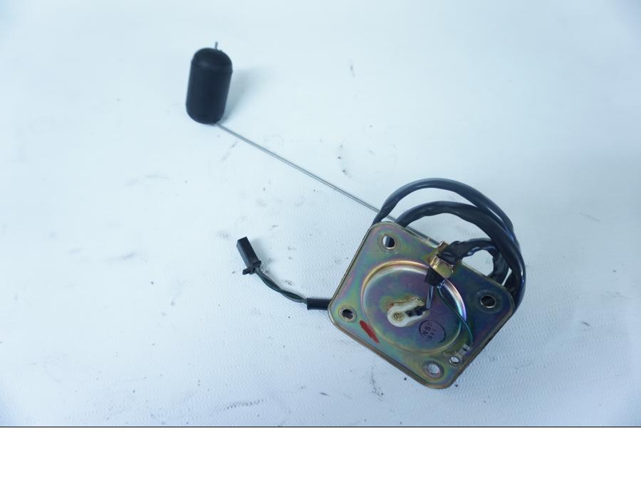 Framsidan på Bensintankgivare från en Honda VFR 750 -1992 motorcykel.