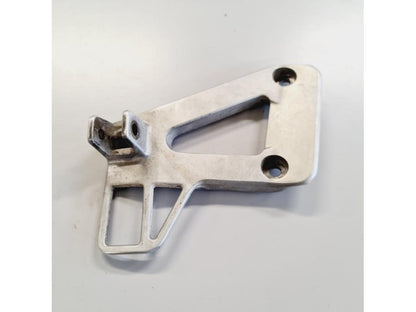 Vänster sida på Fotpinnefäste från en Honda XRV 750 -1999 motorcykel.