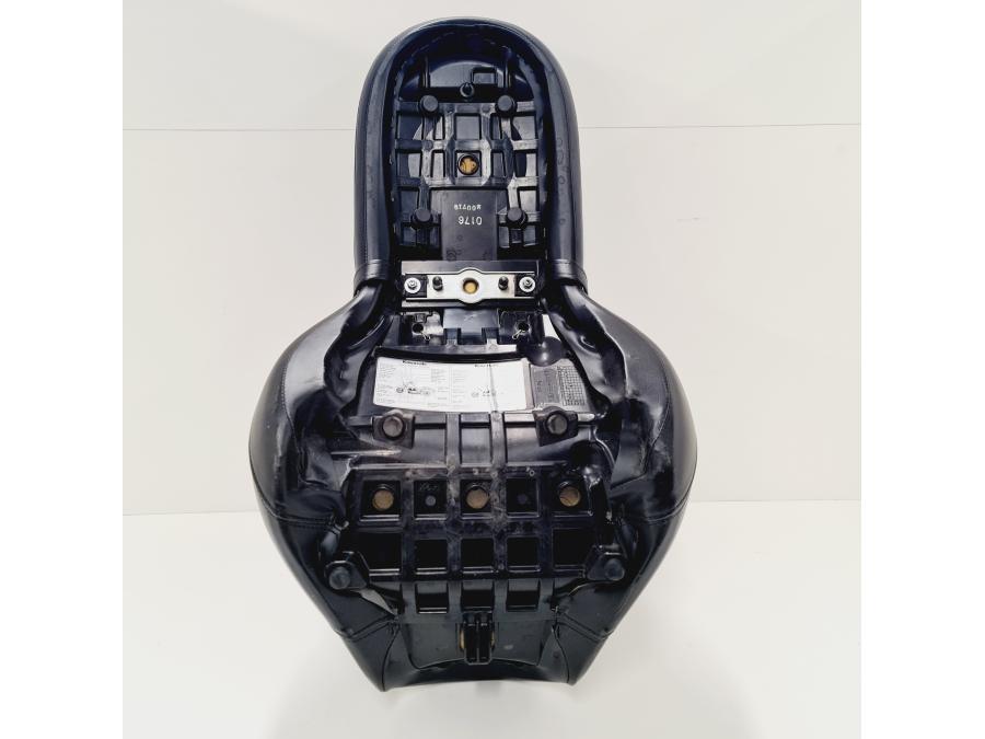 Vänster sida på Sadel från en Kawasaki VN 900 -2007 motorcykel.