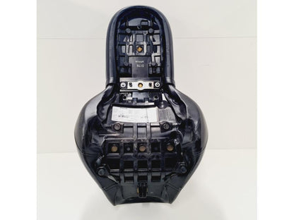 Vänster sida på Sadel från en Kawasaki VN 900 -2007 motorcykel.