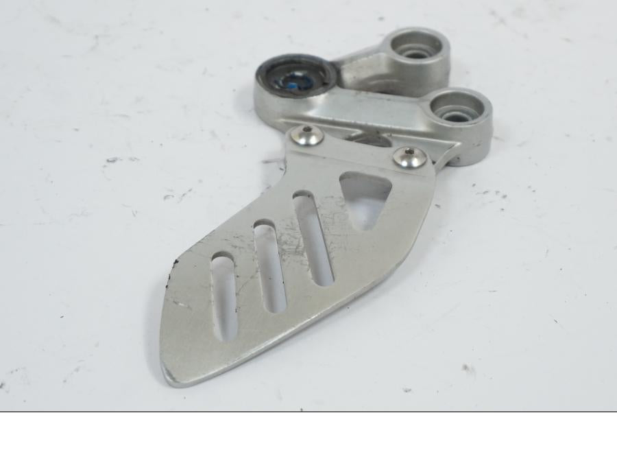 Höger sida på Fotpinnefäste inre från en Suzuki GSX-R 1000 -2008 motorcykel.