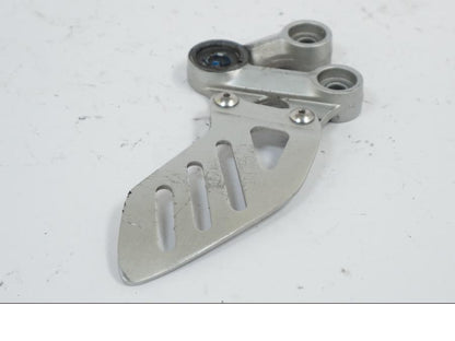 Höger sida på Fotpinnefäste inre från en Suzuki GSX-R 1000 -2008 motorcykel.