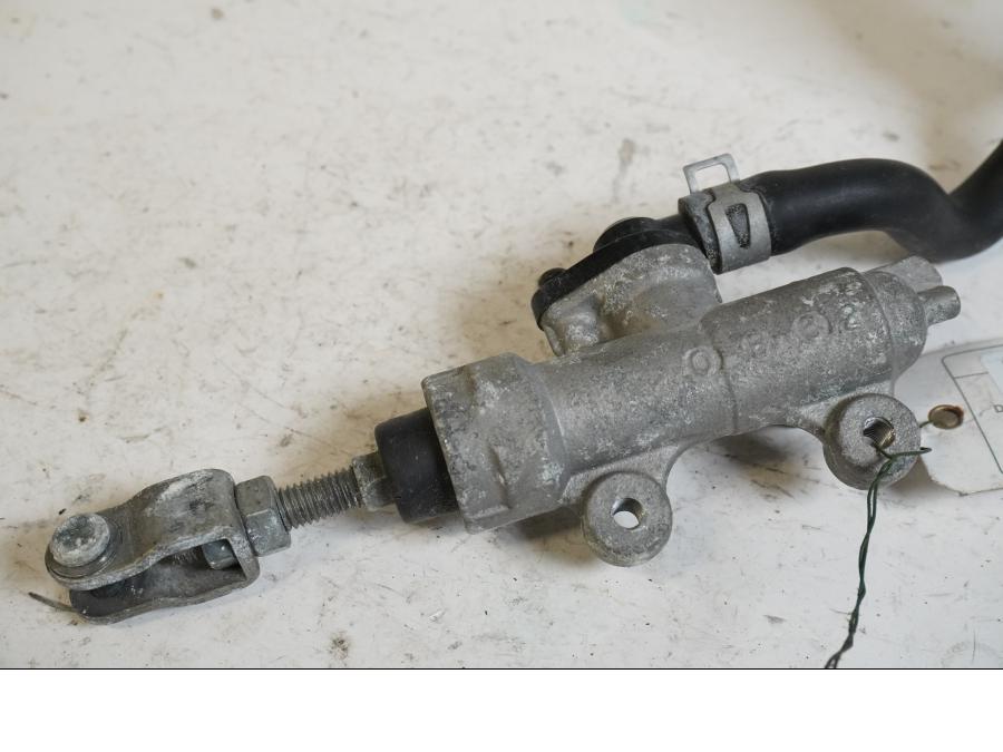 Baksidan på Bromshuvudcylinder från en Suzuki GSX-R 750 -2000 motorcykel.