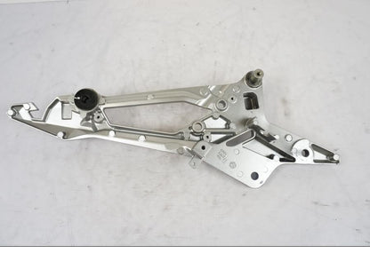 Snett uppifrån på Fotpinnefäste från en Kawasaki Z 800 -2014 motorcykel.