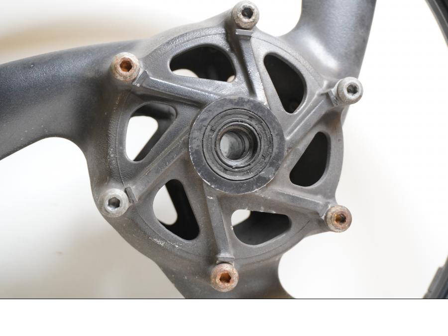 Baksidan på Fälg från en Yamaha YZF 600 R -1997 motorcykel.