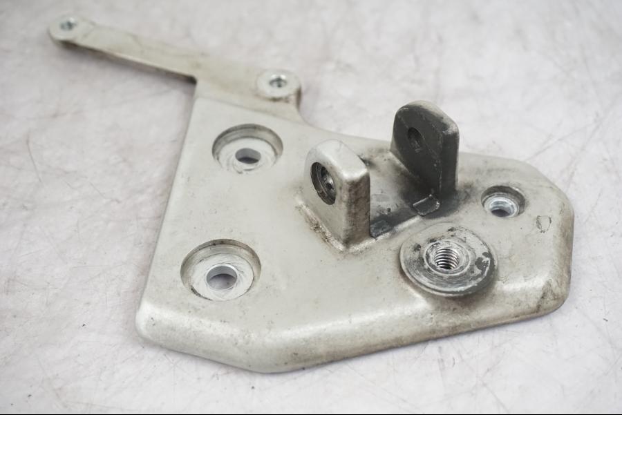 Baksidan på Fotpinnefäste från en Triumph Tiger -2009 motorcykel.