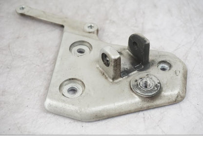 Baksidan på Fotpinnefäste från en Triumph Tiger -2009 motorcykel.