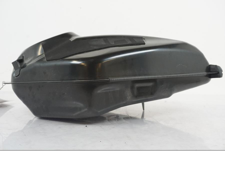 Snett nerifrån på Bensintank från en Yamaha MT-07 -2019 motorcykel.