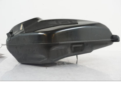 Snett nerifrån på Bensintank från en Yamaha MT-07 -2019 motorcykel.