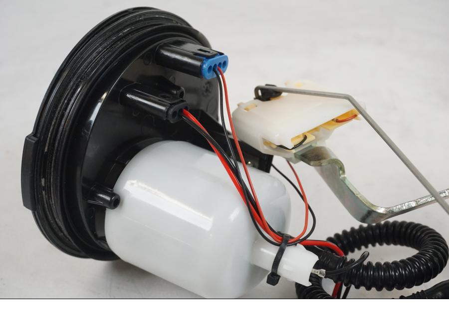 Vänster sida på Bensinpump insprut från en BMW R 1250 GS -2021 motorcykel.