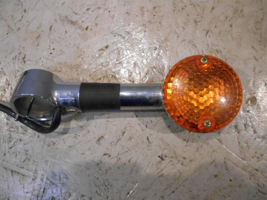 Framsidan på Blinkers från en Suzuki VS 750 Intruder -1986 motorcykel.