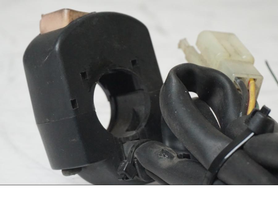 Snett uppifrån på Styrelreglage från en Honda XL 600 V -1997 motorcykel.