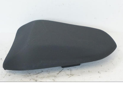 Höger sida på Sadel från en Kawasaki ER-6N -2012 motorcykel.