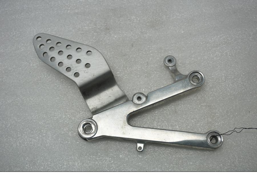 Framsidan på Fotpinnefäste från en Yamaha YZF 1000 R1 -2001 motorcykel.