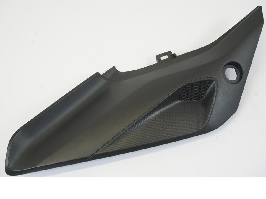 Framsidan på Sidopanel från en Triumph Trident -2021 motorcykel.